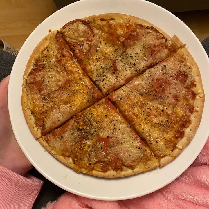photo of Vemondo Stonebaked pizza salami style shared by @yumfluff on  16 Jan 2023 - review