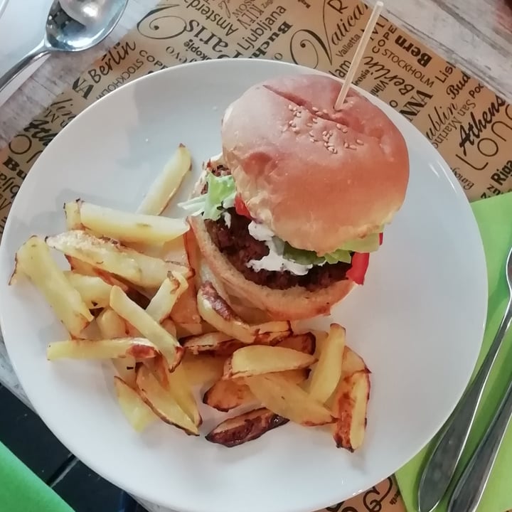 photo of BioToBe Cernusco Vegan Burger Classic shared by @miocillo0 on  27 Oct 2022 - review