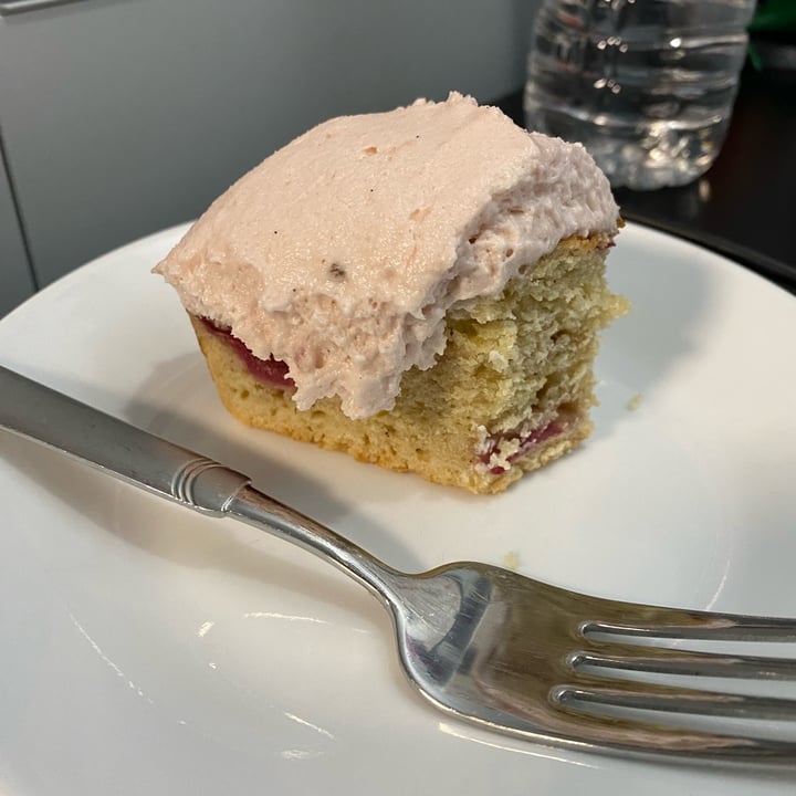 photo of Kelly's Bake Shoppe raspberry scone shared by @mrsbubsmith on  19 Apr 2023 - review
