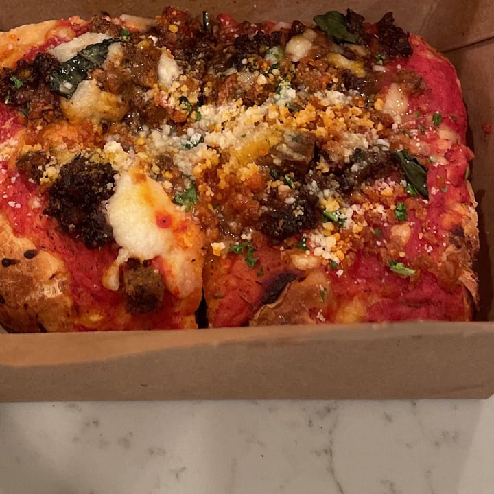 photo of Virtuous Pie Be My Lover Detroit Style Pizza shared by @herbivoracious on  02 Feb 2023 - review