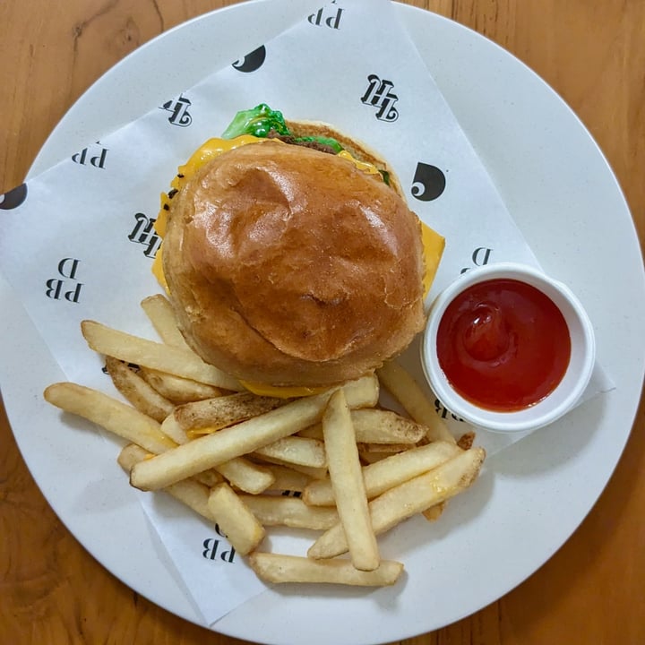 photo of Love Handle  Cheeseburger shared by @xinru-t on  07 Mar 2023 - review
