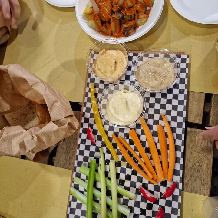 photo of Al Vinelli Modena Tris Di Hummus shared by @vegontour on  14 May 2023 - review