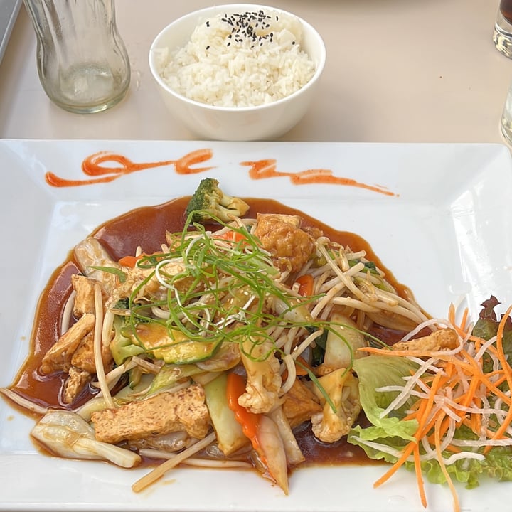photo of Vevi Restaurant Gebratener Pak choi, Tofu und Pilze shared by @ademarsi on  16 Aug 2023 - review