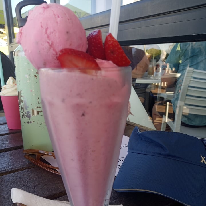 photo of Surf Riders Cafe vegan strawberry milkshake shared by @ez91 on  07 Jul 2023 - review