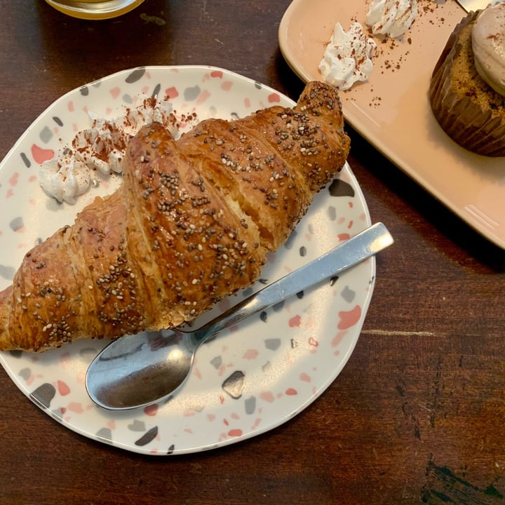 photo of Dulcamara Vegan Bakery & Bistrot Cornetto Con Semi Di Chia E Nocciolata shared by @friedat on  21 Dec 2022 - review