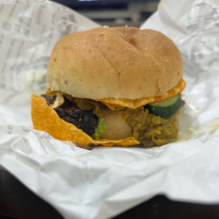 photo of nomVnom Tai Seng Tempeh Rendang burger shared by @soy-orbison on  10 Aug 2023 - review