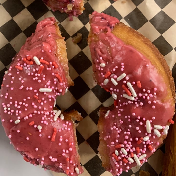photo of Timeless Coffee Rasberry donut shared by @kittyjones on  16 Jan 2023 - review