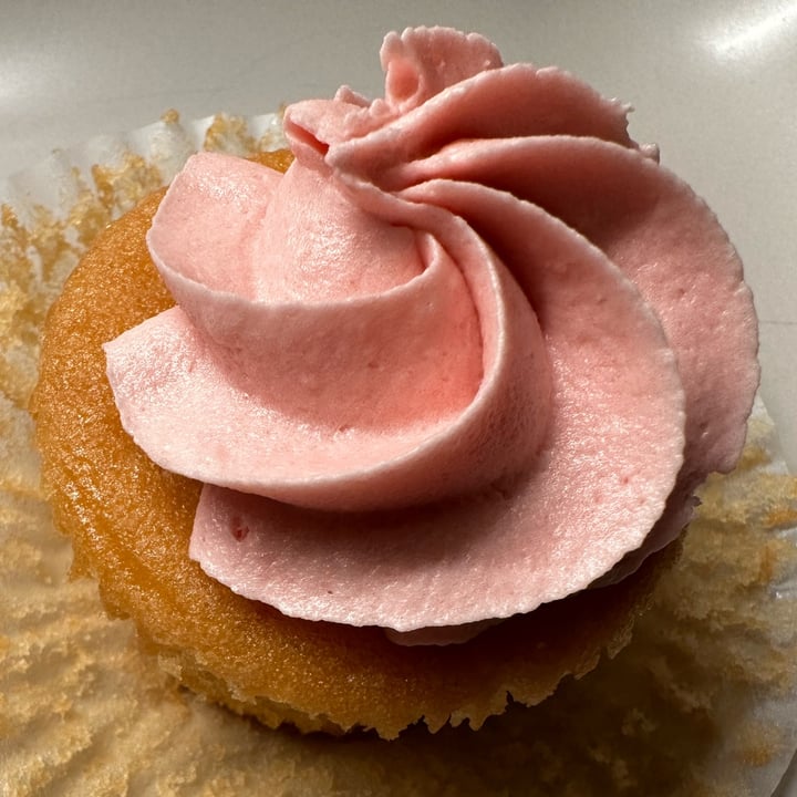 photo of Just Desserts San Francisco Vegan Strawberry Vanilla Cupcakes shared by @berryveganplanet on  03 Feb 2023 - review