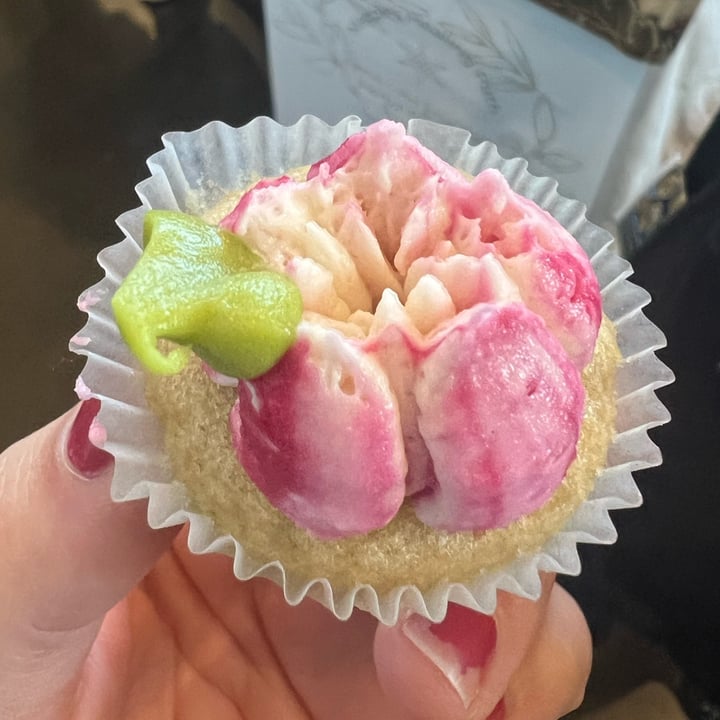 photo of Wildflour Vanilla Cupcake shared by @jordaneatsplants on  05 Feb 2023 - review