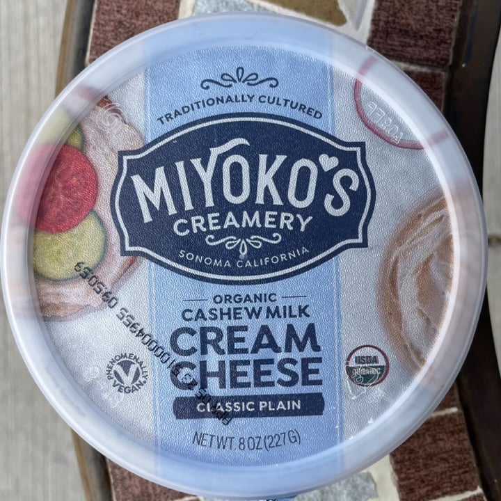 photo of Miyoko's Creamery Organic Cashew Milk Cream Cheese Classic Plain shared by @veggietable on  11 Mar 2023 - review