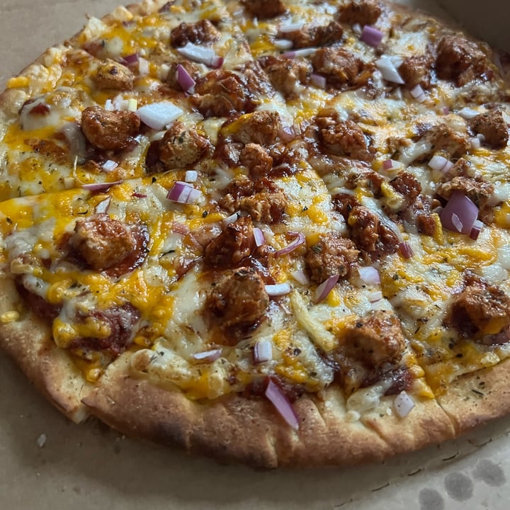 photo of Can't Believe It's Not Meat Old Town Cali BBQ Chik'n Pizza shared by @punkrockcatlady on  02 May 2023 - review