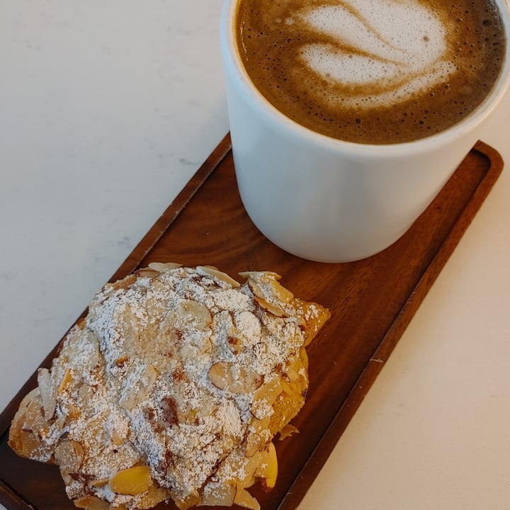 photo of LEVEL V BAKERY Almond Croissant shared by @jenniferchou on  18 Feb 2023 - review