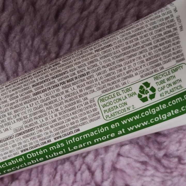 photo of Colgate Natural extracts Cúrcuma y Yerbabuena  shared by @laebanal on  25 Feb 2023 - review