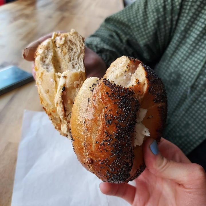 photo of Ben & Esther’s Vegan Delicatessen poppy seed bagel shared by @onionkraut on  14 May 2023 - review
