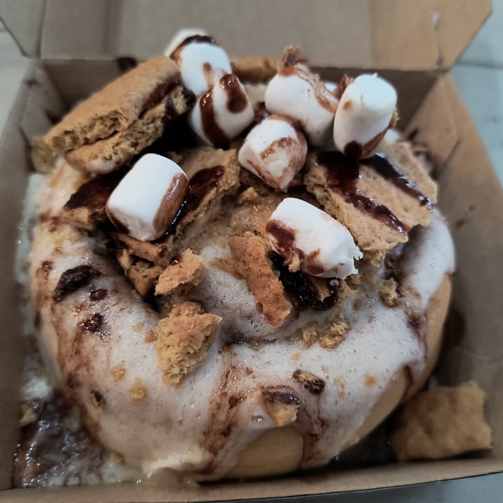 photo of Cinnaholic S'mores Cinnamon Roll shared by @mynameislisa on  02 Feb 2023 - review