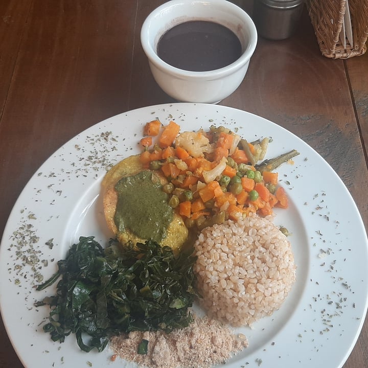 photo of Restaurante Vegetariano Nataraj Arroz cateto integral,  feijão preto, jardineira de legumes, tortinha de batata ao hari chutney, couve refogada. shared by @liriosterapias on  21 Dec 2022 - review