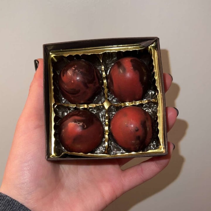photo of Divine Treasures Strawberry Champagne Truffle shared by @emmajoelle on  12 Jan 2023 - review