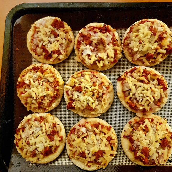 photo of Vemondo Vegan Mini Pizzas Bolognese Style shared by @bl0bfishy on  08 Jan 2023 - review