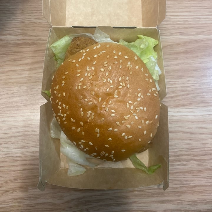 photo of KFC vegan burger shared by @cassgloriaeats on  09 Feb 2023 - review