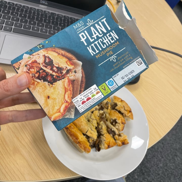 photo of Plant Kitchen (M&S) Mushroom Pie shared by @vegzari on  23 Feb 2023 - review