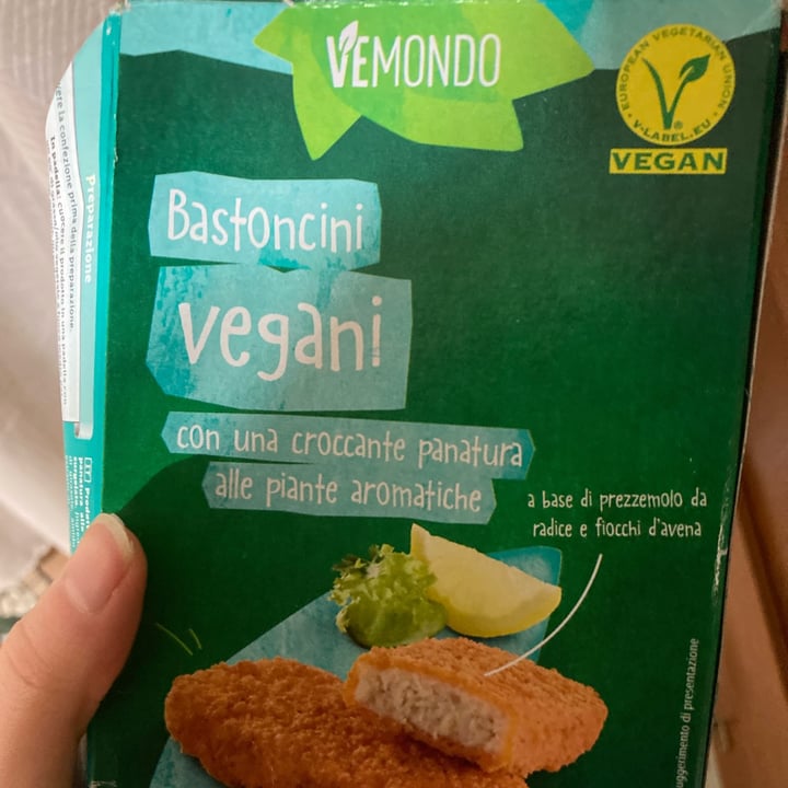 photo of Vemondo bastoncini vegani con panatura piante aromatiche shared by @itsfab on  28 Feb 2023 - review