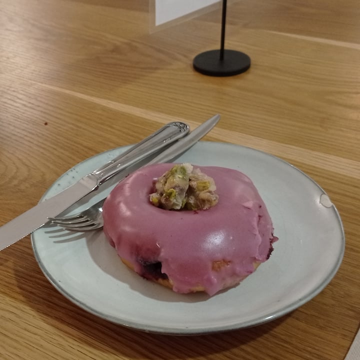 photo of Delish Vegan Doughnuts Donut with blueberries, lavender and pistachio shared by @tintadecuervo on  14 May 2023 - review