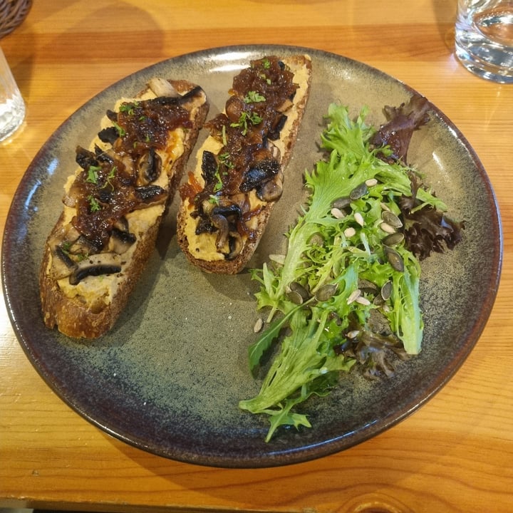 photo of Kind Kitchen Hummus and Mushroom Toast shared by @mikelavk on  23 Dec 2022 - review