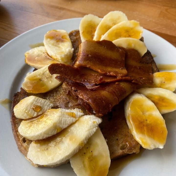 photo of Chapter One Coffee Shop French toast with bacon, maple syrup and banana shared by @cheapsoybean on  10 Aug 2023 - review