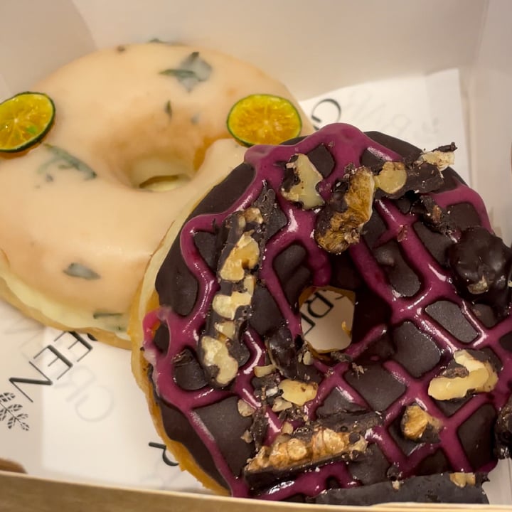 photo of Green Bar Chocolate Dragonfruit donut shared by @gaylenerva on  13 Feb 2023 - review