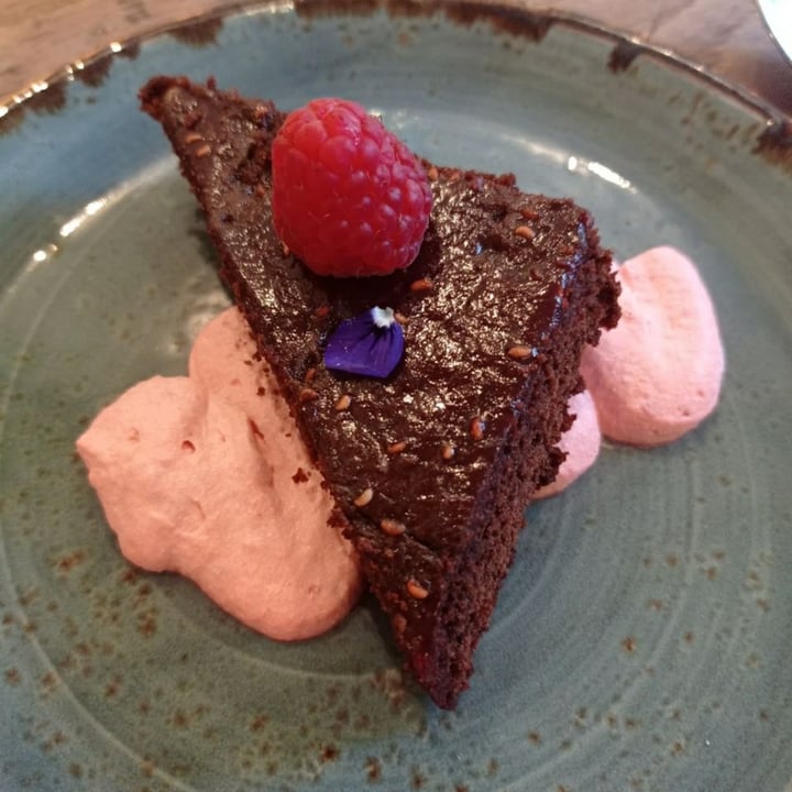 photo of La Mujer de Verde - Restaurante vegano y vegetariano Pastel de chocolate y frambuesa shared by @lafleur on  12 Mar 2023 - review