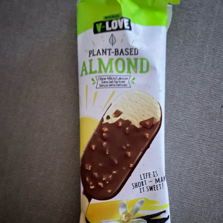 photo of v-love Plant-Based Vanilla-Almond Icecream shared by @clalopre on  25 Jul 2023 - review