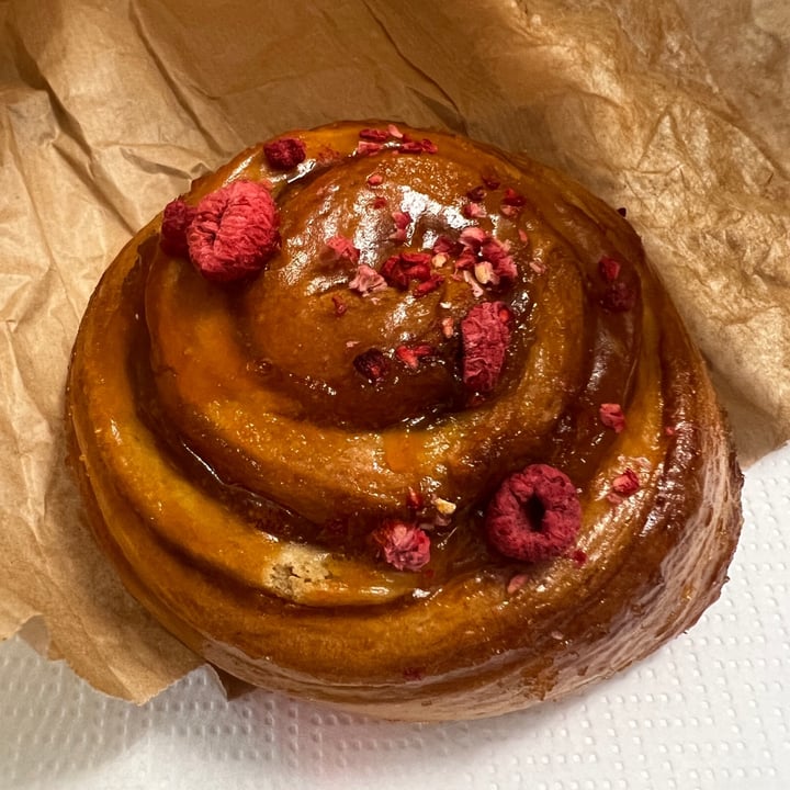 photo of Tauer Bakery roll con marmellata di albicocca e lamponi shared by @millula on  12 Jul 2023 - review