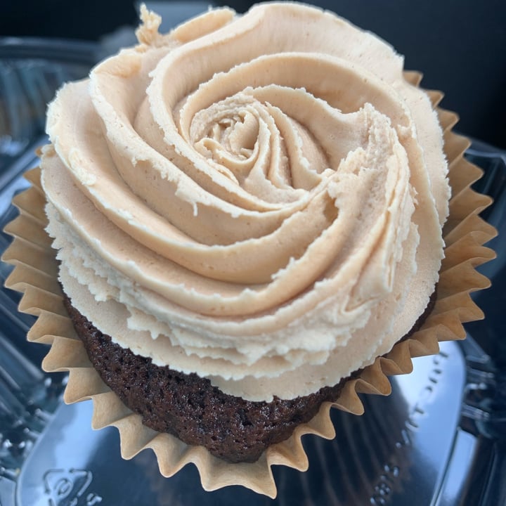 photo of The Coffee Factory Vegan Chocolate Peanut Butter Cupcake shared by @thatveganj on  06 Jan 2023 - review