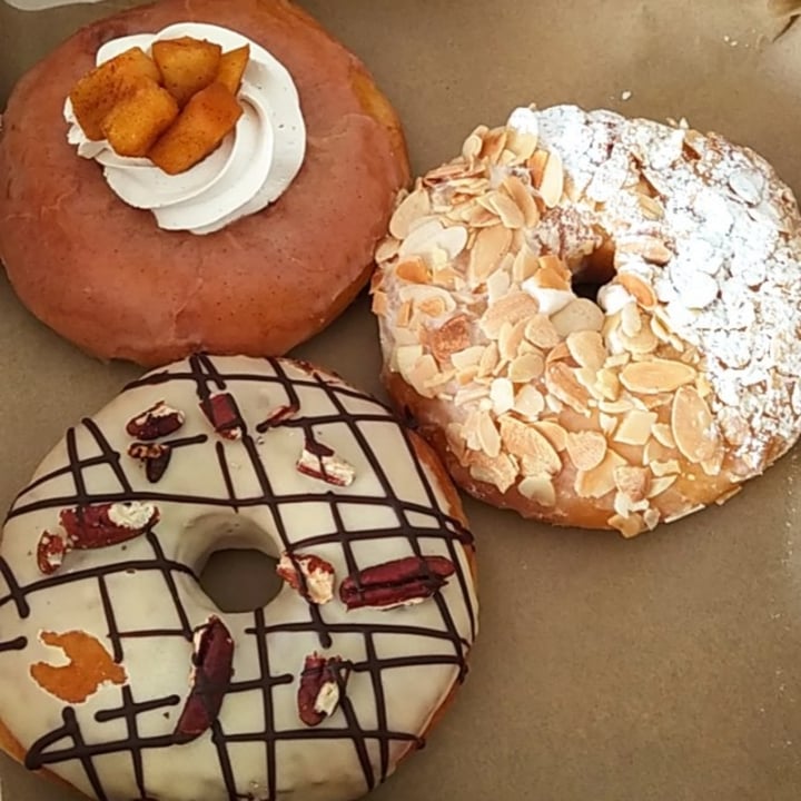 photo of VegAmazing Doughnuts Donut de sirope de arce y nuez pecana shared by @h3lena on  04 Mar 2023 - review