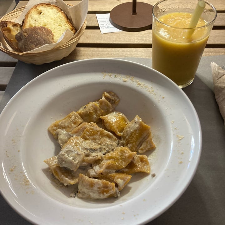 photo of Uno Caffé Olistico Plin alla zucca con funghi shiitake shared by @simonnaylor on  29 Mar 2023 - review