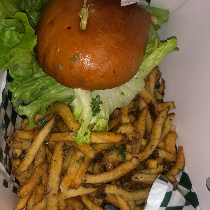 photo of Leopold's Tavern Smash Burger shared by @roehm on  30 Jan 2023 - review