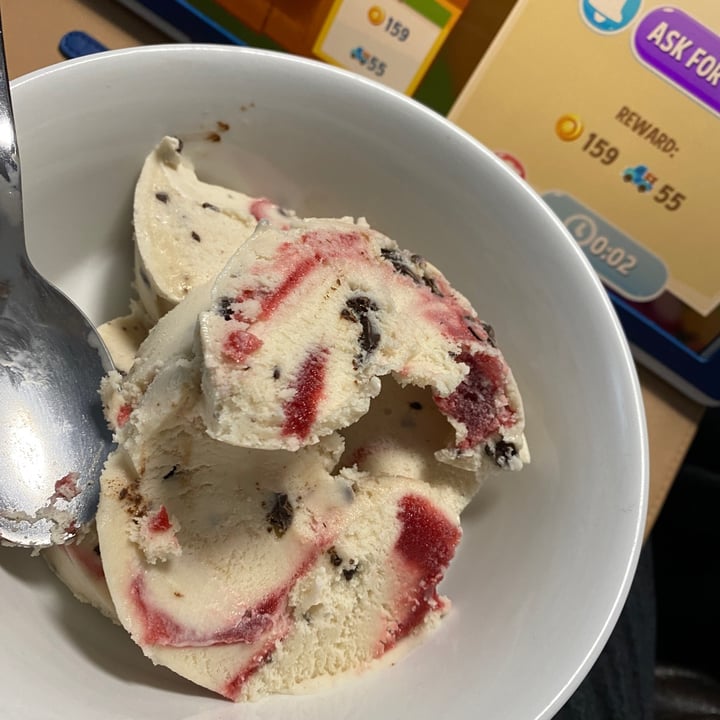photo of Häagen-Dazs Vanilla Raspberry Truffle shared by @mrsbubsmith on  24 May 2023 - review