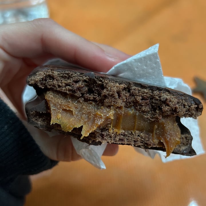 photo of Savia Bakery Alfajor con dulce de leche shared by @veganaplatense on  18 Jun 2023 - review