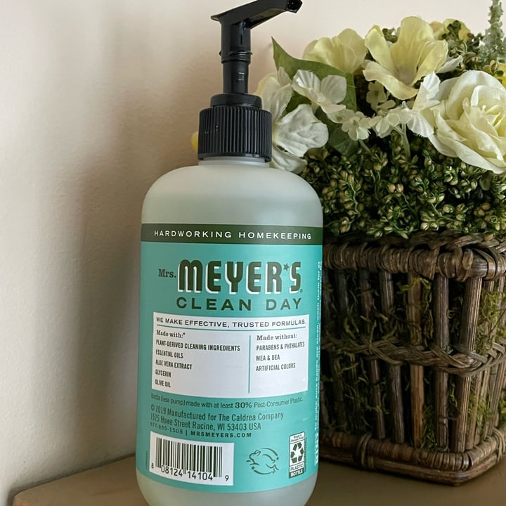 photo of Mrs. Meyers Basil Hand Soap shared by @paws-and-paths on  10 Aug 2023 - review