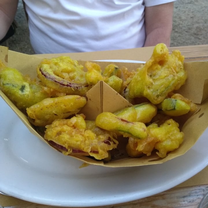 photo of Dulcamara Fritto misto di cipolla rossa, zucchine, fiori di zucca e melanzane shared by @pattipat on  08 Jul 2023 - review