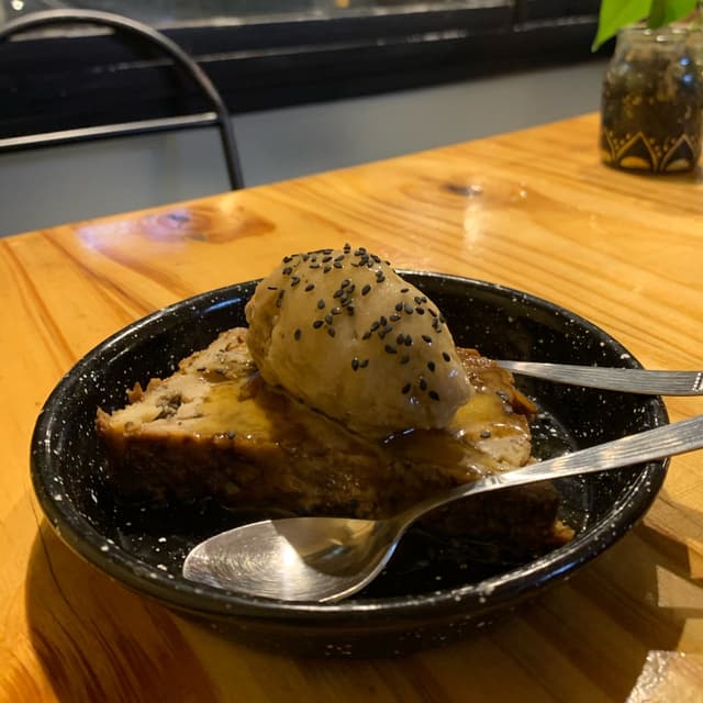 Photo of the dish “Budín de pan con helado casero de banana”