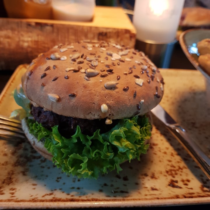 photo of HANS IM GLÜCK - Burgergrill | Berlin HAUPTBAHNHOF Hamburgher Vegano Pfeffer Ai Tre Peperono shared by @cri1966 on  02 Aug 2023 - review