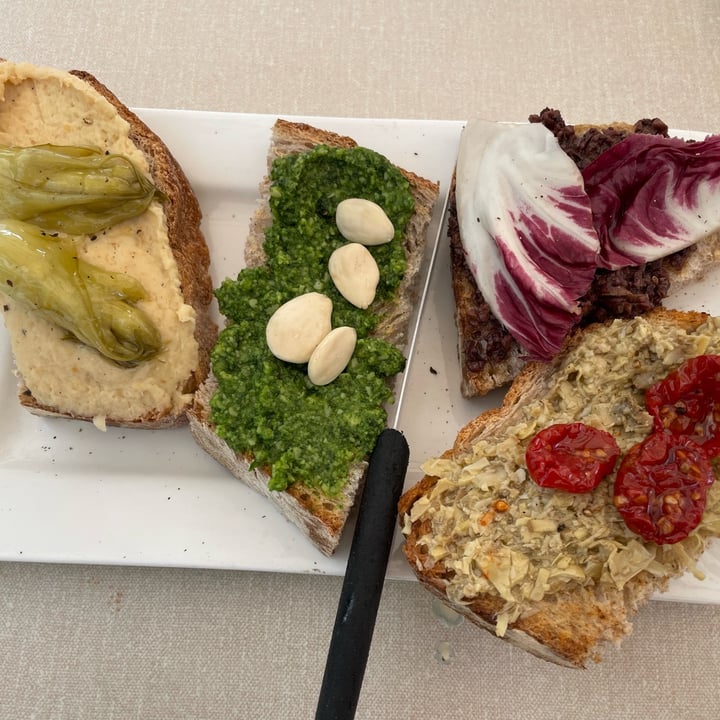photo of sullaluna Crostini Vegani: Hummus E Olive, Crema Di Lenticchie E Falafel shared by @malte242 on  28 Jun 2023 - review