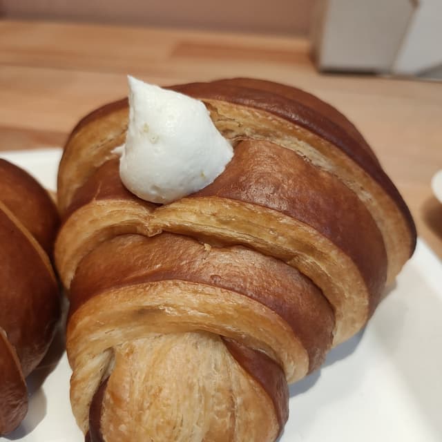 Photo of the dish “Cornetto con cocco e lime”