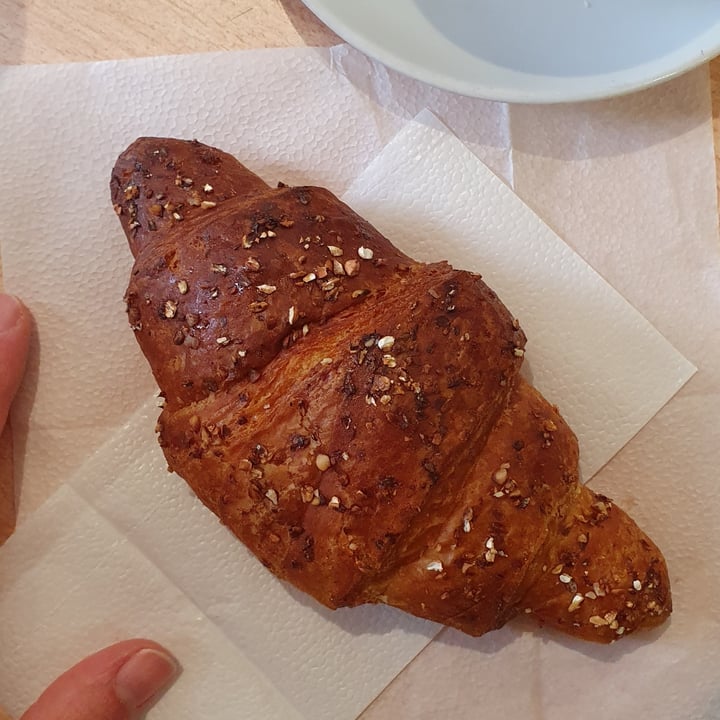 photo of Ice cream and mozzarella croissant con farcitura al pompelmo shared by @annaflavia on  19 Mar 2023 - review