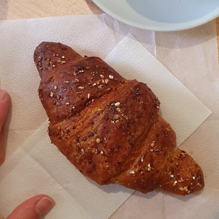 photo of Ice cream and mozzarella croissant con farcitura al pompelmo shared by @annaflavia on  19 Mar 2023 - review