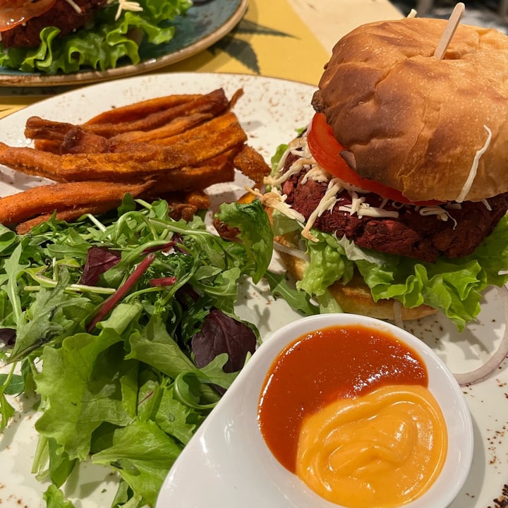 photo of Shake Café Vegan Burger shared by @caterinaviti on  23 Jan 2023 - review