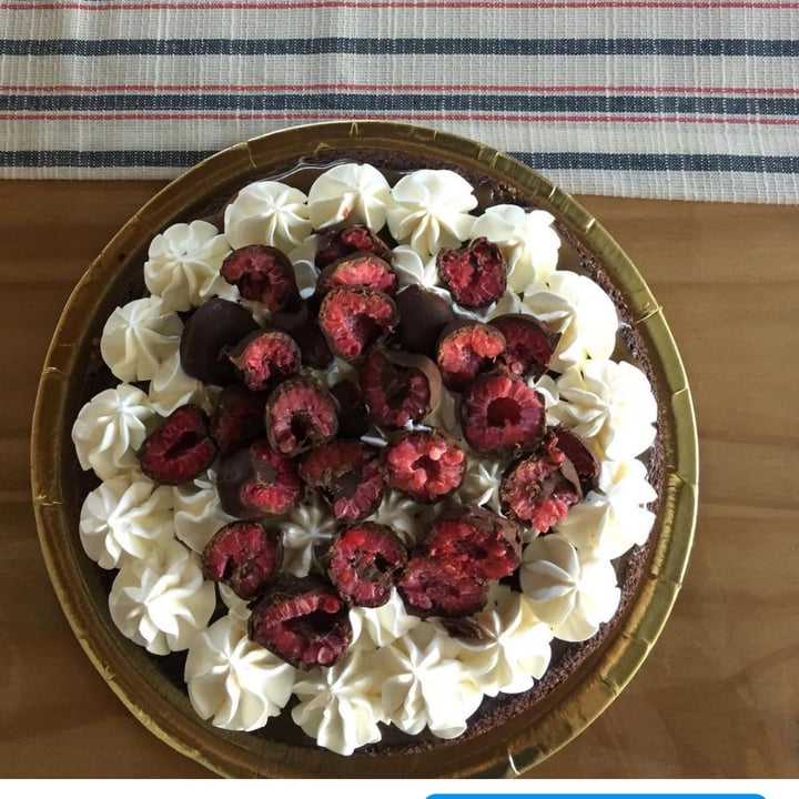 photo of pasteleriaveganaaf Torta Brownie con frambuesas bañadas shared by @pasteleleriaveganaaf on  28 May 2023 - review