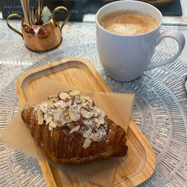 photo of L'Artisane Creative Bakery (Coral Gables) Almond Croissant shared by @feliciam on  26 Feb 2023 - review