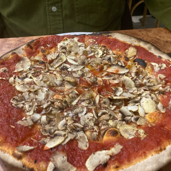 photo of Pizzeria L'economica Pizza Rossa Con Funghi shared by @lottaperlaverdura on  03 Feb 2023 - review